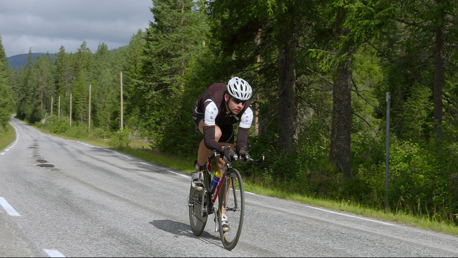 中国男足在巴黎奥运会上表现出色，赢得银牌，中国男足在奥运会进过球吗